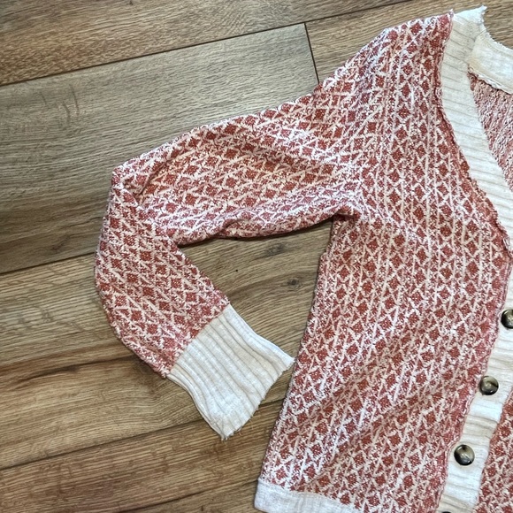 Buckle Gilded Intent Raw edge button down cardigan
Ribbed trim - Picture 6 of 13